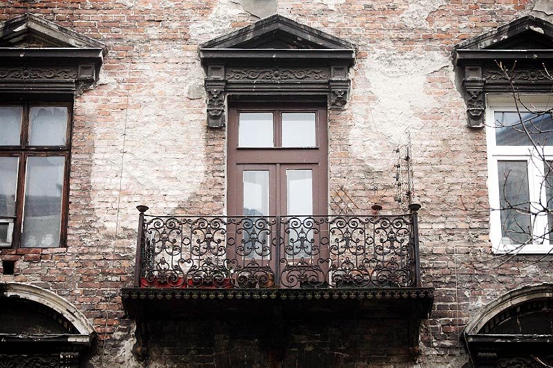 Osoby, które stać na drogie mieszkania na zamkniętych osiedlach coraz częściej wybierają jednak takie stare kamienice.