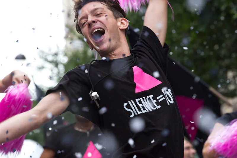 Akcja obrazu ''120 uderzeń serca'' toczy się we wczesnych latach 90. we Francji, gdzie epidemia AIDS zbiera krwawe żniwo. Walkę z obojętnością rządu i koncernów farmaceutycznych wobec tego problemu podejmują aktywiści kolektywu ACT UP