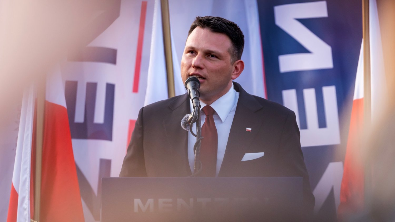 Sławomir Mentzen krytykuje prezydenta Karola Nawrockiego.