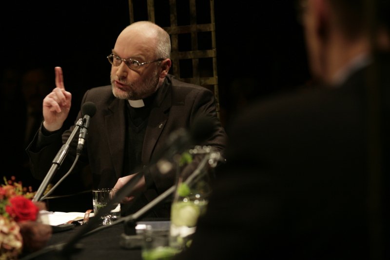 Jezuita, ks. Dariusz Kowalczyk. To do niego ks. Wojciech Lemański napisał: "Odwal się, klecho".