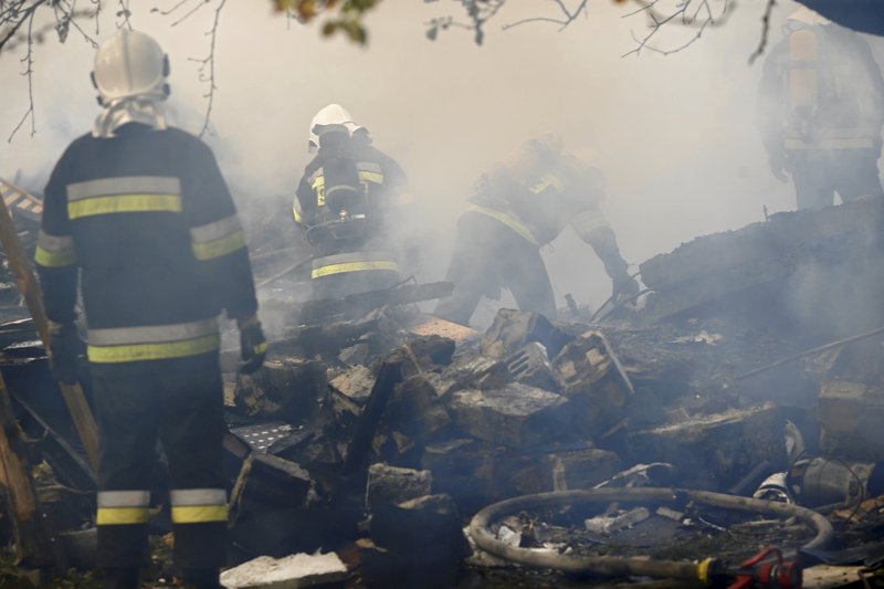 Strażacy szukają dwóch osób pod gruzami.