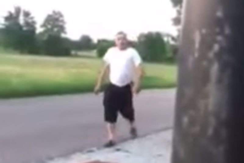 We wsi Stare Budy agresywny mężczyzna pozrywał plakaty Trzaskowskiego.