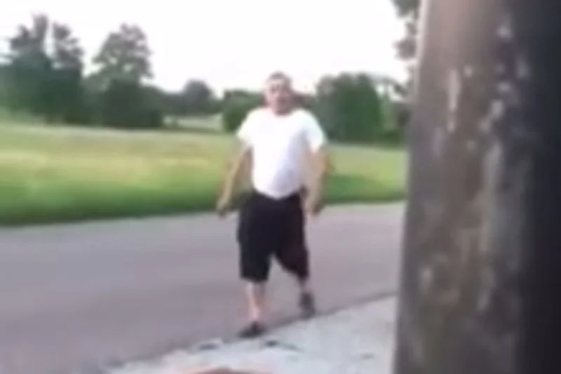 We wsi Stare Budy agresywny mężczyzna pozrywał plakaty Trzaskowskiego.