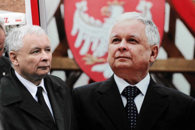 Lech Kaczyński po śmierci pomaga Jarosławowi utrzymać władzę.