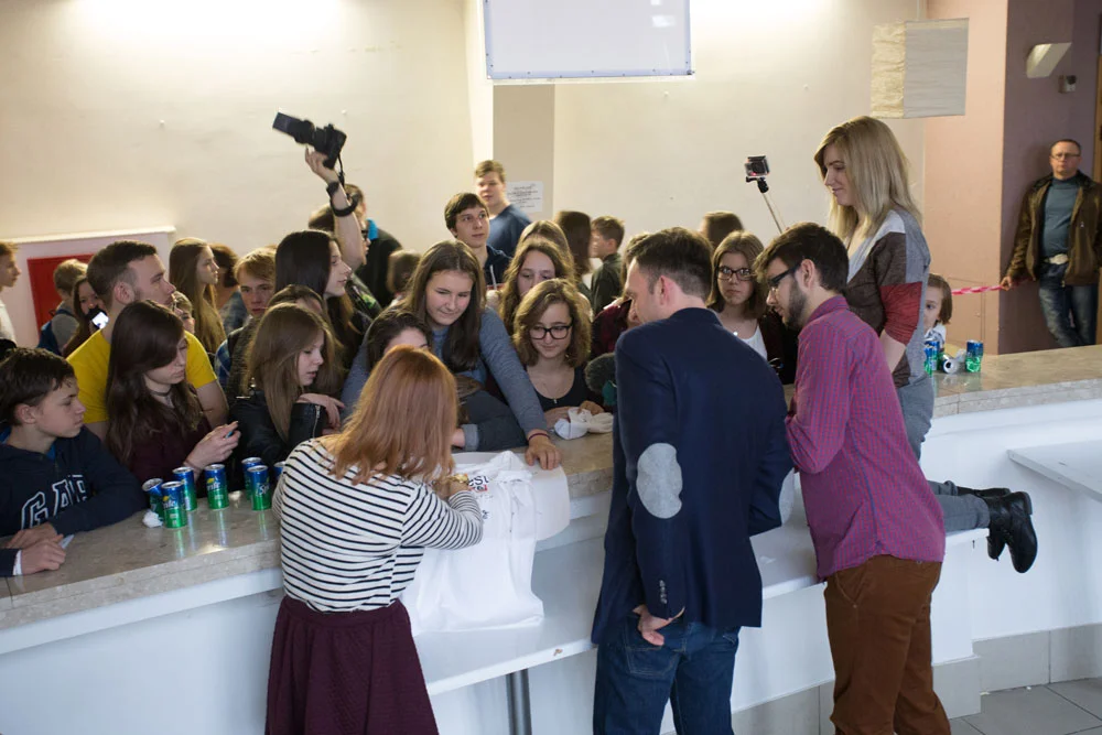Lisie Piekło w trakcie wywiadu naTemat. Paulinę otoczyły fanki młodsze od niej o 13-15 lat.