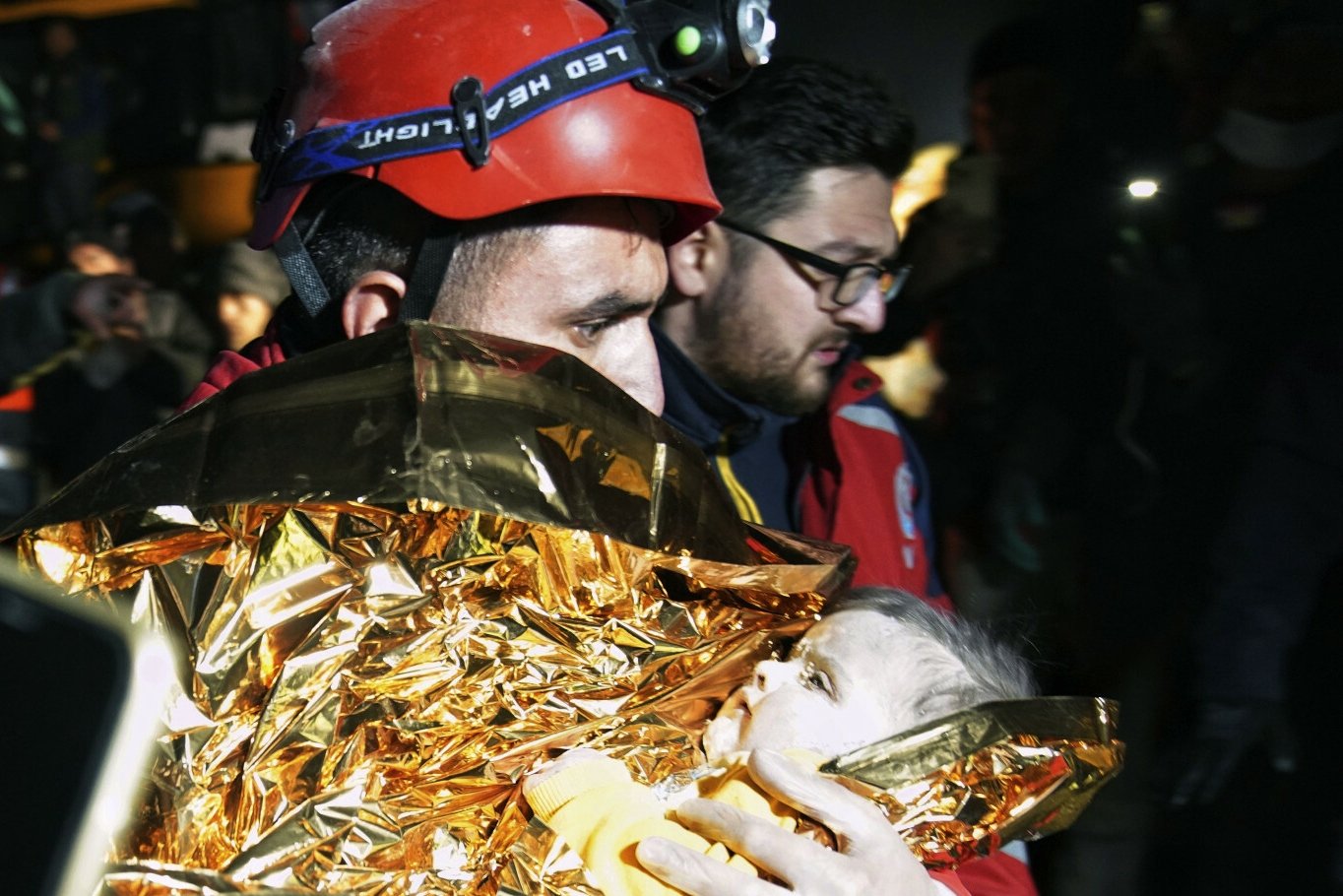 Pod gruzami w Turcji nadal są żywi ludzie. Jedno z uratowanych dzieci.