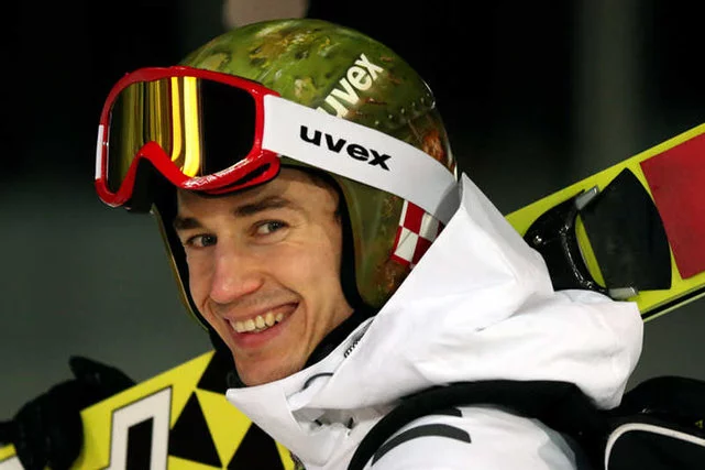Stoch otrzymał specjalne pozwolenie od prezydenta i ministerstwa obrony narodowej, by lotnicza szachownica zdobiła jego kask
