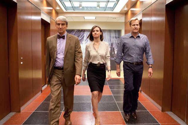 Główni bohaterowie serialu HBO "Newsroom" to jeden z przykładów duetu kobieco-męskiego w firmie Will McAvoy i MacKenzie McHale wielokrotnie idą na kompromis dla dobra wiadomości, które razem przygotowują.