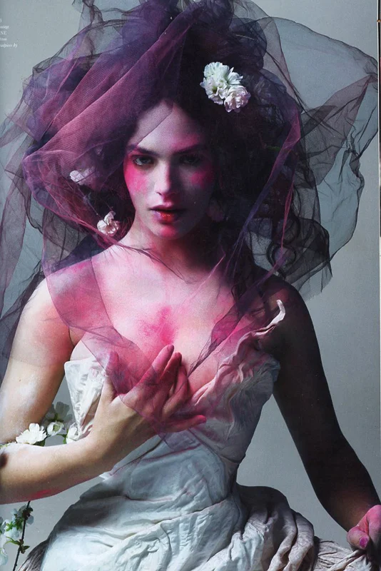 Jessica ( Lady Sybil) ma na sobie kremową vintage sukienkę Vivienne Westwood oraz tiulowe nakrycie głowy Juliena D'ys.