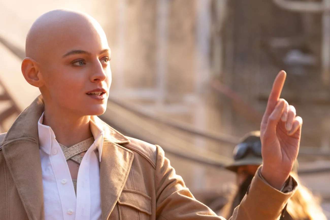 Emma Corrin jako Cassandra Nova.