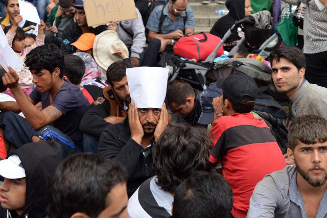 Niemcy w ramach pomocy, umieszczają uchodźców w byłych obozach koncentracyjnych.