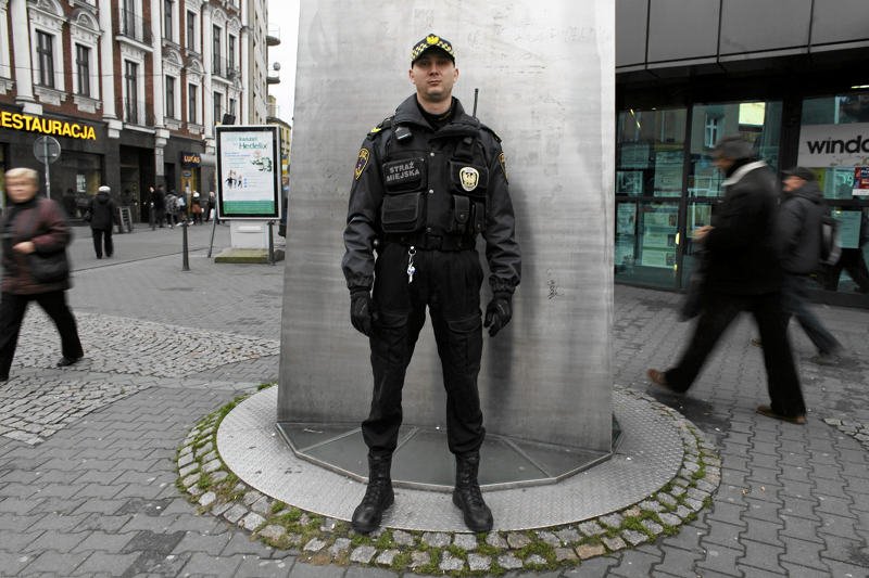 Łukasz Nyk - strażnik miejski z Sosnowca. Mieszkańcy miasta uważają go za bohatera. Aby mu podziękować, 189 osób oddało krew dla jego chorej na białaczkę córki.