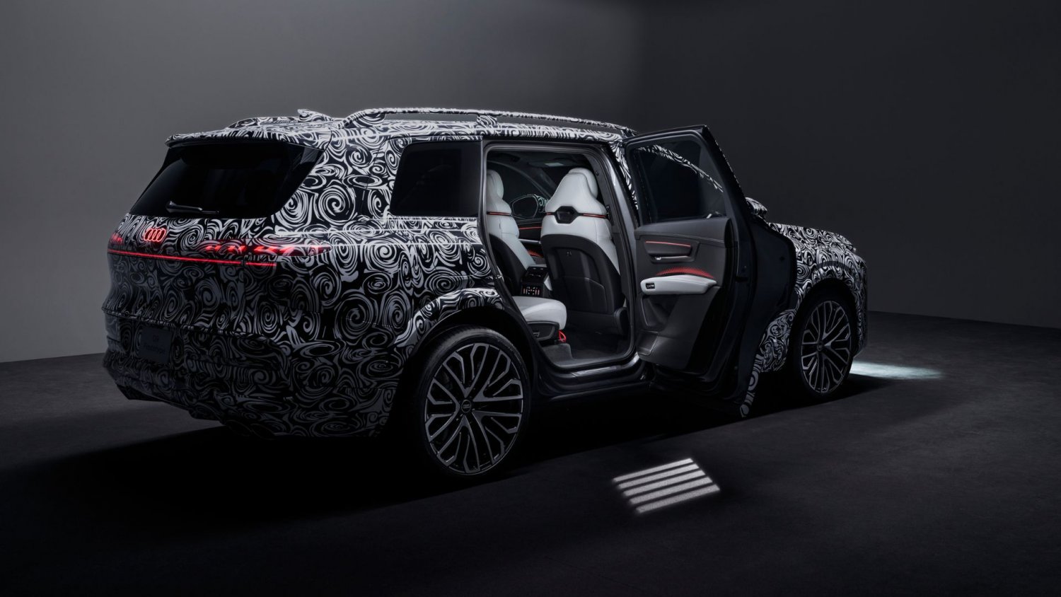Audi Q9 to godny rywal dla BMW X7. Wnętrze jak klasa biznes i specjalny gadżet
