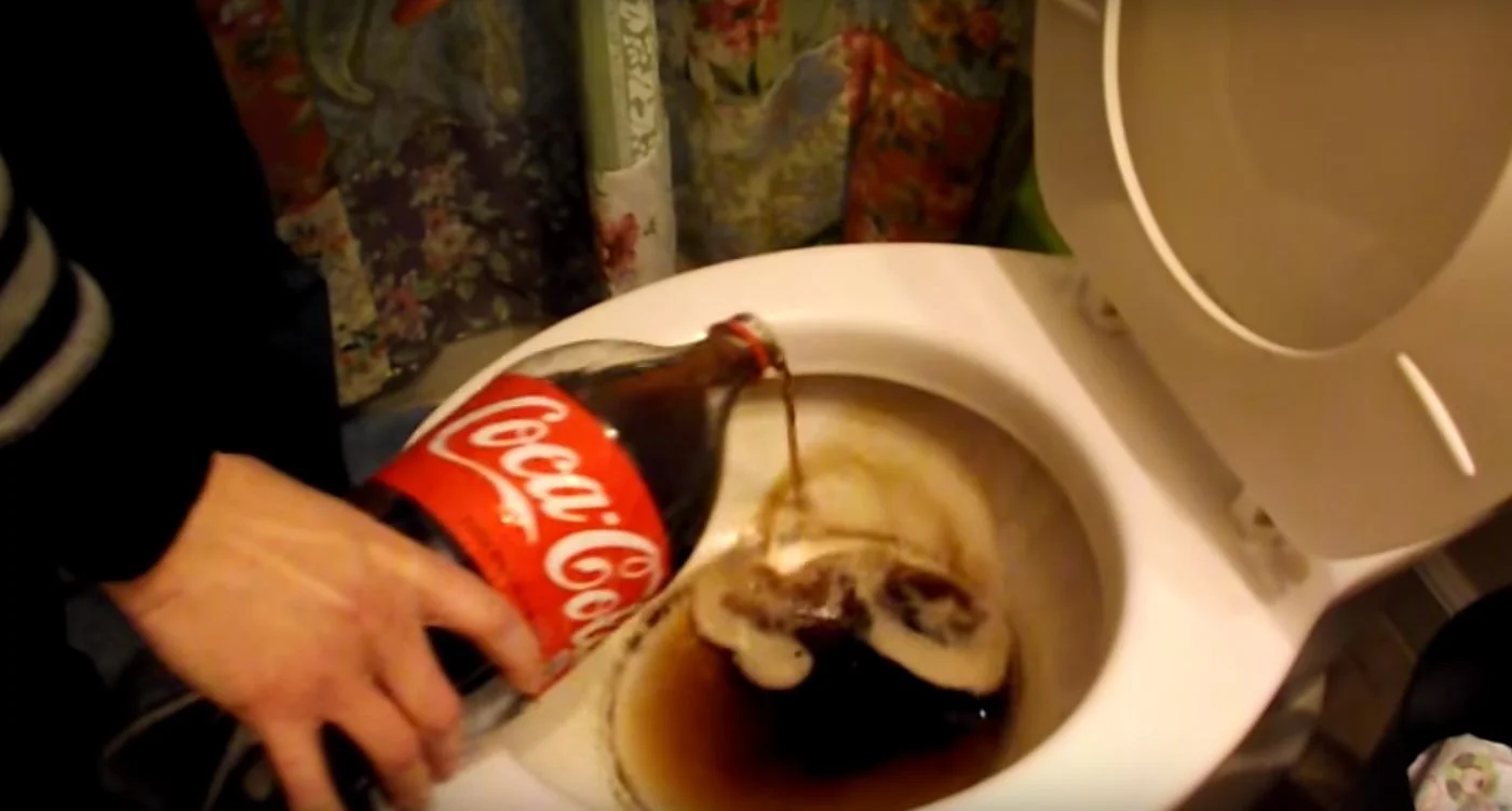 Czyszczenie toalety Coca-Colą.