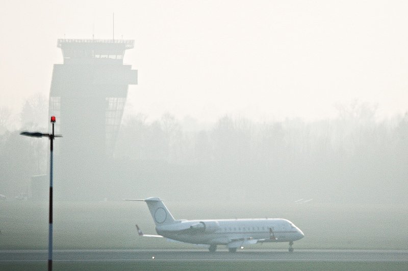 Pogodowe niespodzianki. Są problemy na lotniskach, na drogach i... ze smogiem.