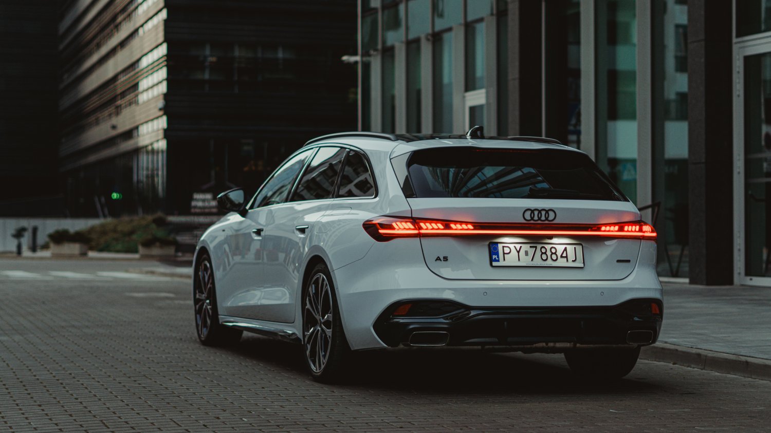 Hybrydowe Audi A5 naprawdę ma sens. Ale wybór tylko jednej wersji byłby dla mnie oczywisty Audi A5 Avant e-hybrid quattro S tronic. Test zasięgu, osiągi i cennik