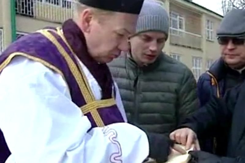 Mirosław Baka wcieli się w rolę głównego bohatera ks. Romana Kotlarza.