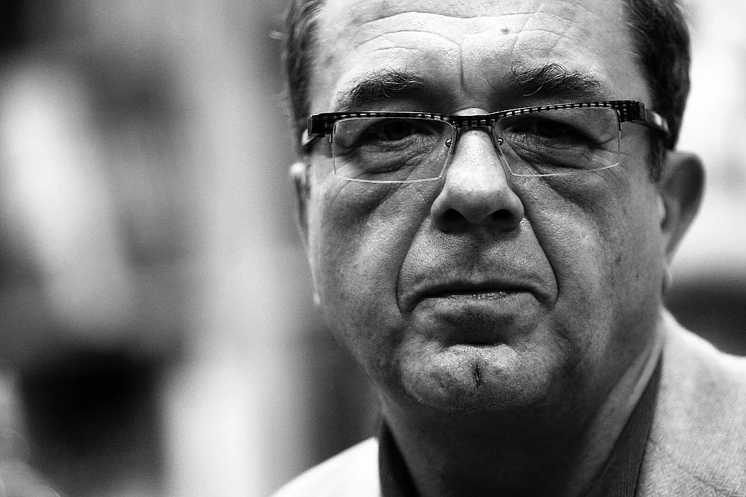 Grzegorz Miecugow walczył z nałogiem nikotynowym przez 33 lata. Każdego dnia wypalał około 40 papierosów. W rzuceniu palenia po zdiagnozowaniu u niego złośliwego raka płuc pomogła mu hipnoza. Jak rzucić palenie? Grzegorzowi Miecugowi w rzuceniu nałogu pomogła hipnoza.