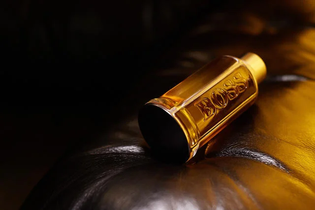 BOSS THE SCENT to elektryzujące połączenie owoców Maninka, imbiru, lawendy i skóry
