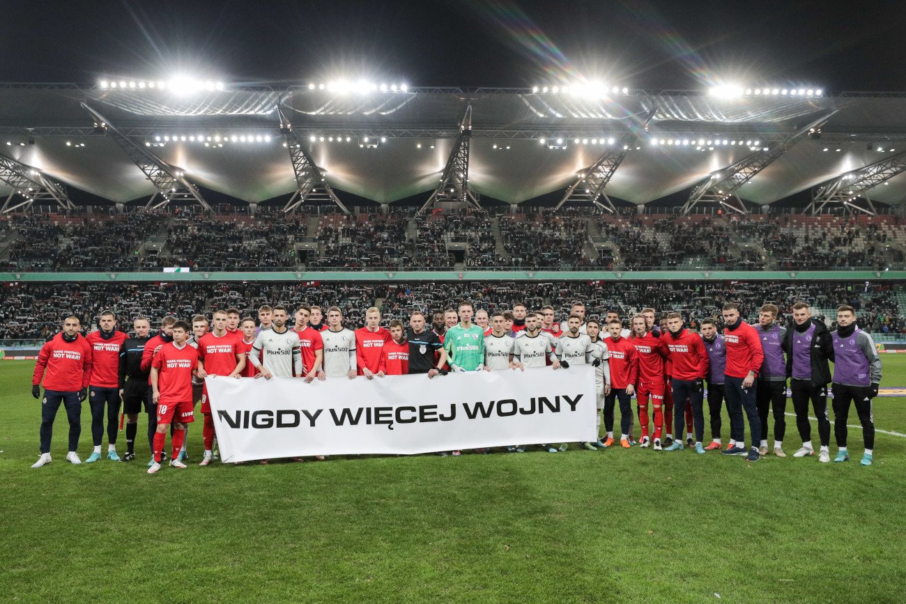 Przed rozpoczęciem meczu Legii Warszawa z Wisłą Kraków, symbolicznie pokazano gest solidarności z Ukrainą.