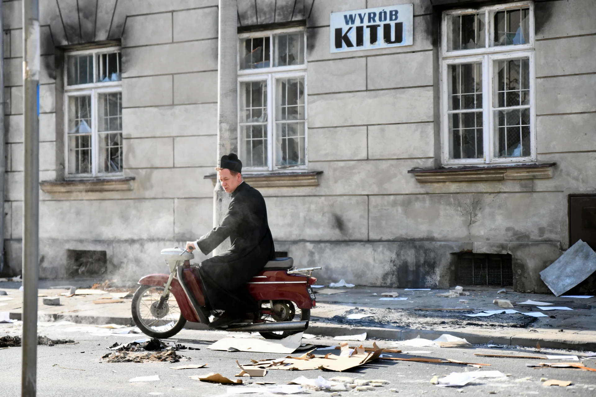 Plan zdjęciowy w Radomiu. Ks. Kotlarz do pracy w szpitalu dojeżdżał m. in. na motorowerze.