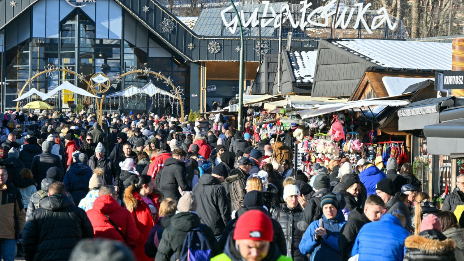 Pierwszy sylwester w Zakopanem bez TVP. W mieście tłumy "Z Dwójką TVP, czy bez, i tak są tłumy". Zakopane szykuje się na nowego sylwestra bez kiczu