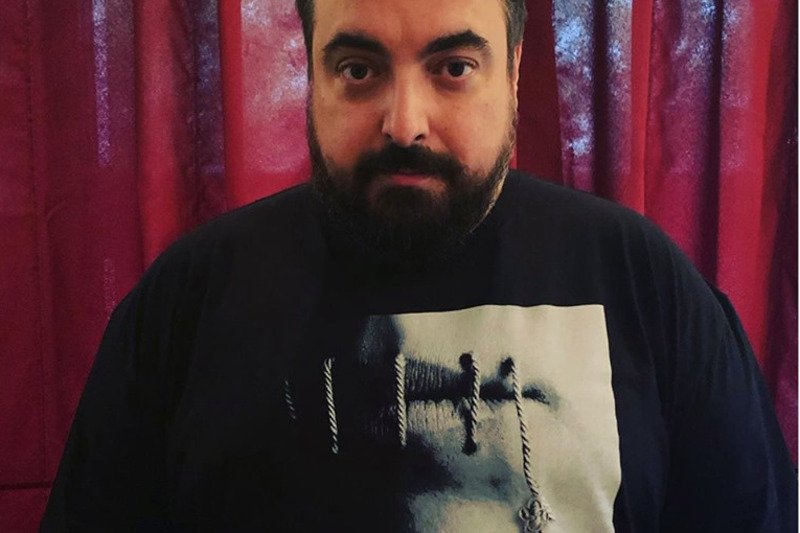 Tomasz Sekielski odpowiada na zarzuty, jakie się pojawiły po tym, jak do sprzedaży trafiły koszulki "Tylko nie mów nikomu".