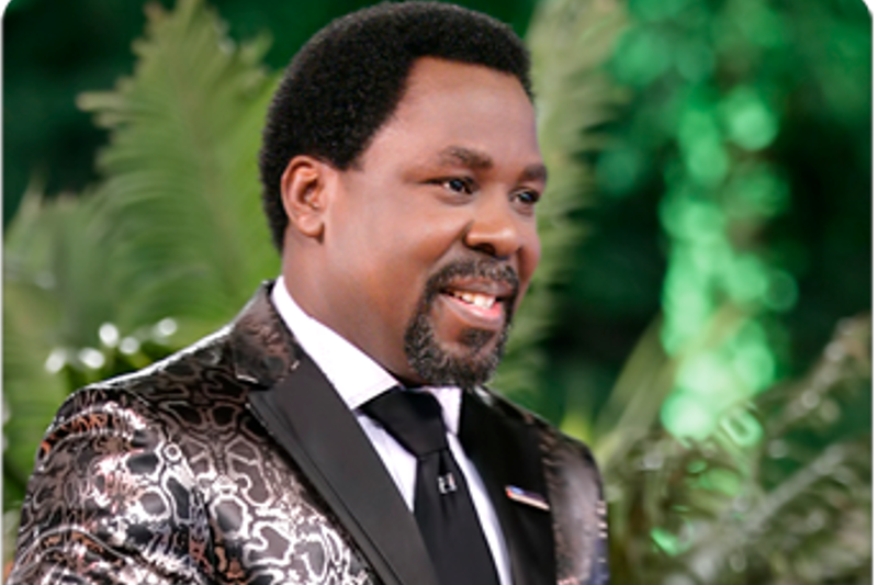 Prorok Joshua poświęcił wodę i twierdzi, że to lekarstwo na ebolę.