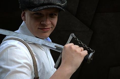 Darek Rybacki to również rekonstruktor, na wielu imprezach można go spotkać w imponującej husarskiej zbroi.