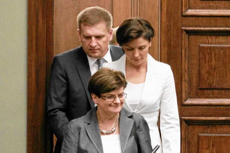 Ci ministrowie powinni według Polaków w pierwszej kolejności opuścić rząd: Joanna Mucha (1. miejsce), Krystyna Szumilas (4.) i Bartosz Arłukowicz (3.).