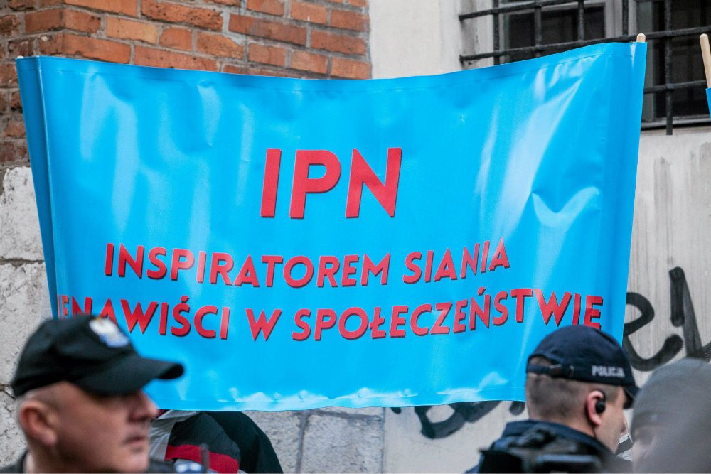 Manifestacja pod siedziba IPN domagąjacych sie pozostawienia przywilejów i wysokich emerytur dla byłych funkcjonariuszy mundurowych.