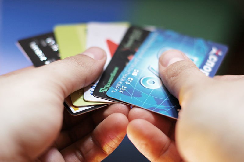 Czy popularne zbliżeniówki, czyli bezstykowe karty płatnicze, są w pełni bezpieczne?