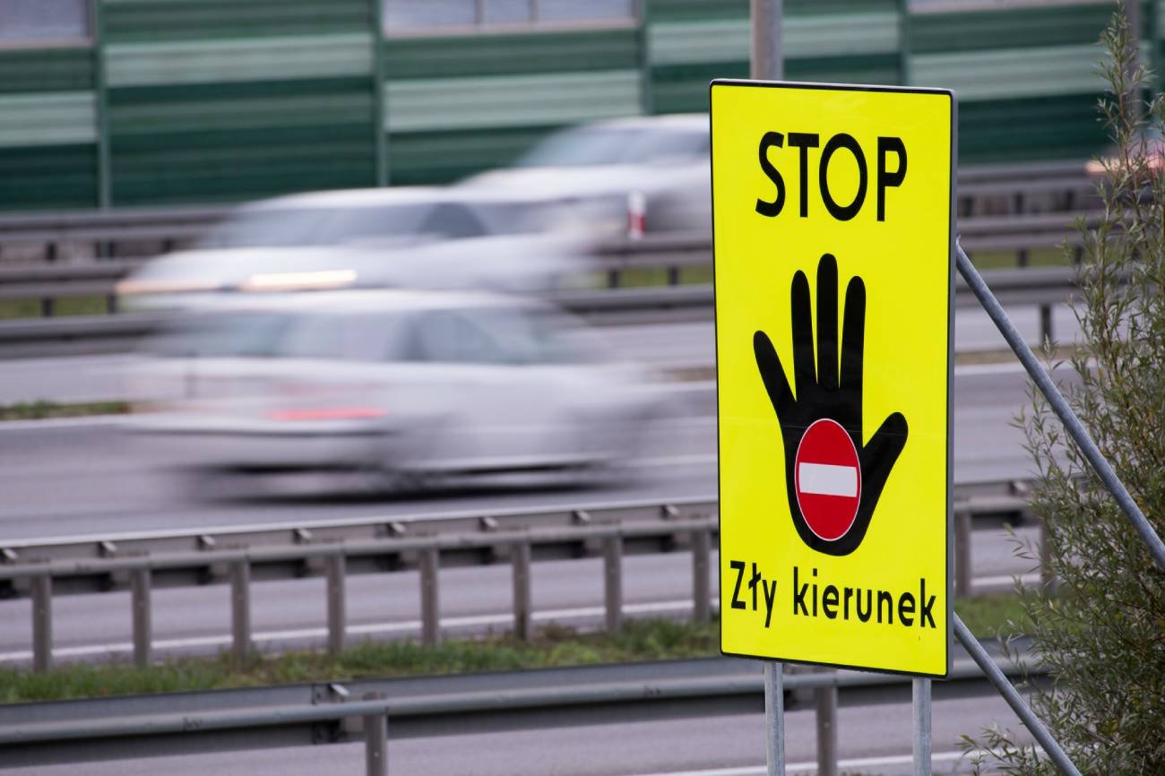 Dzieci w Chorzowie biegały po drodze szybkiego ruchu z nauczycielkami