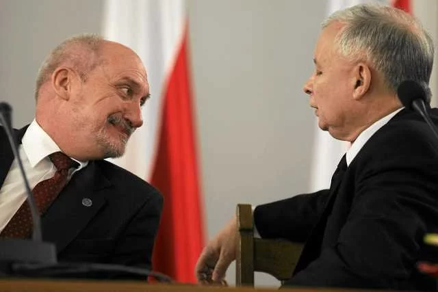 Szefowie PiS, Jarosław Kaczyński i Antoni Macierewicz byli najważniejszymi gośćmi wykładu w Instytucie im. Lecha Kaczyńskiego.