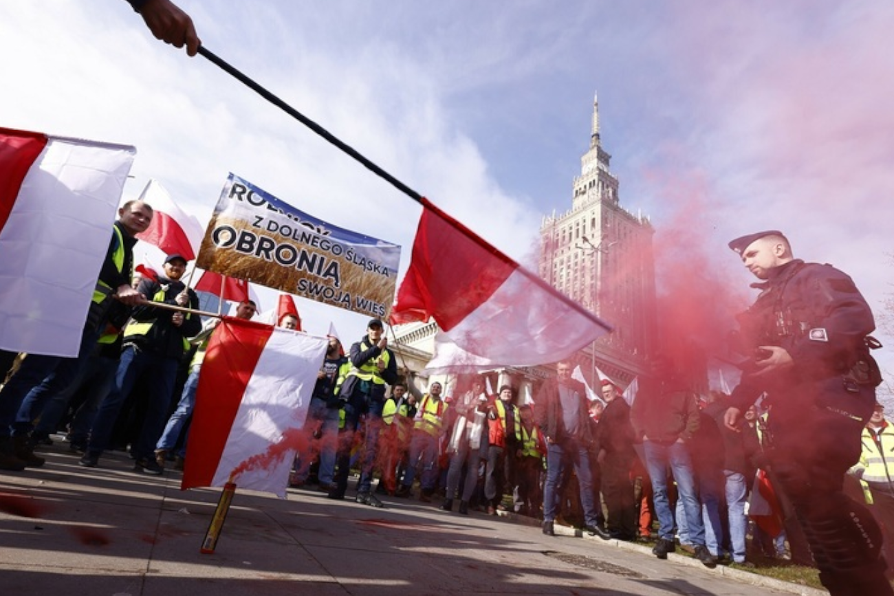 Trwa protest rolników w Warszawie. Poleciały petardy, płoną opony w centrum stolicy.