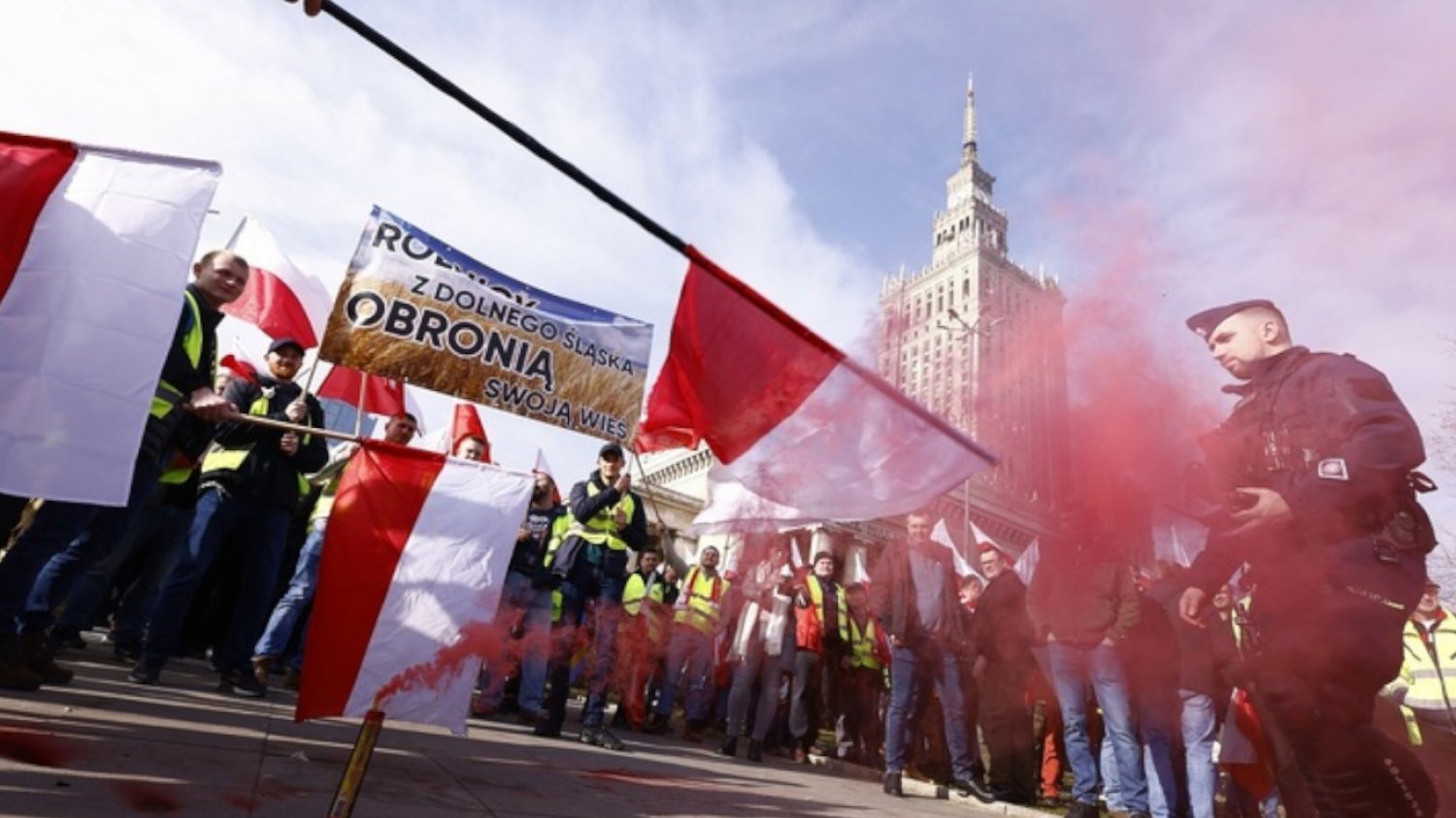 Trwa protest rolników w Warszawie. Poleciały petardy, płoną opony w centrum stolicy.