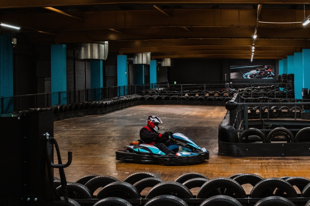 Gokarty pod zadaszeniem mogą być świetną rozrywką w trakcie deszczowych dni.