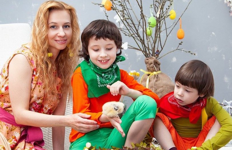 Dzieci aż do Wielkanocy nie pójdą do szkoły. Czy rodzicom należy się dodatkowy zasiłek opiekuńczy?