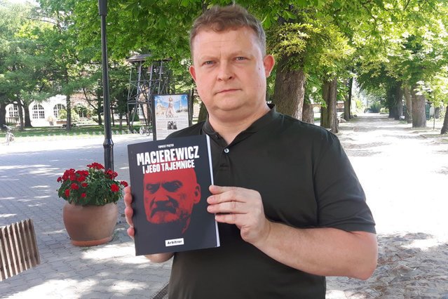 Tomasz Piątek to autor książki ‘’Macierewicz i jego tajemnice’’. Wspomniany przez niego w kontekście handlu bronią biznesmen Robert Szustkowski skarży go o naruszenie dóbr osobistych