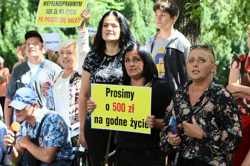 W środę pod Sejmem odbył się protest osób niepełnosprawnych.