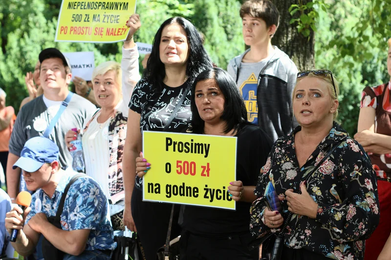 W środę pod Sejmem odbył się protest osób niepełnosprawnych.