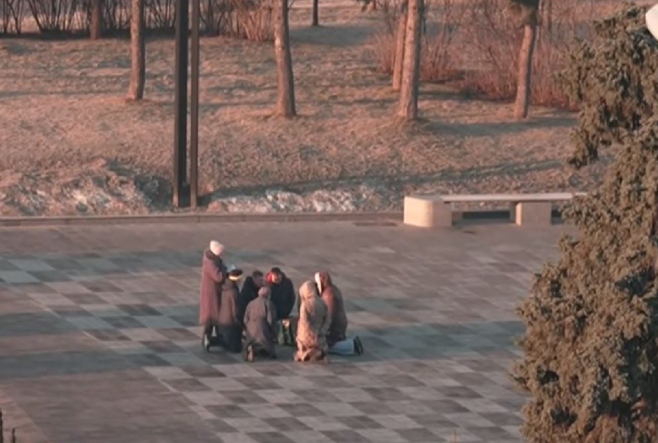 Ukraina. Obywatele z Charkowa modlą się na środku ulicy