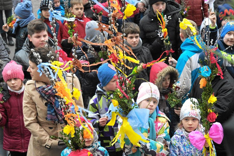 Ksiądz jednej z warszawskich parafii ostrzega, że palemki kupione od handlarzy przed bramą kościoła nie przyjmują wody święconej.