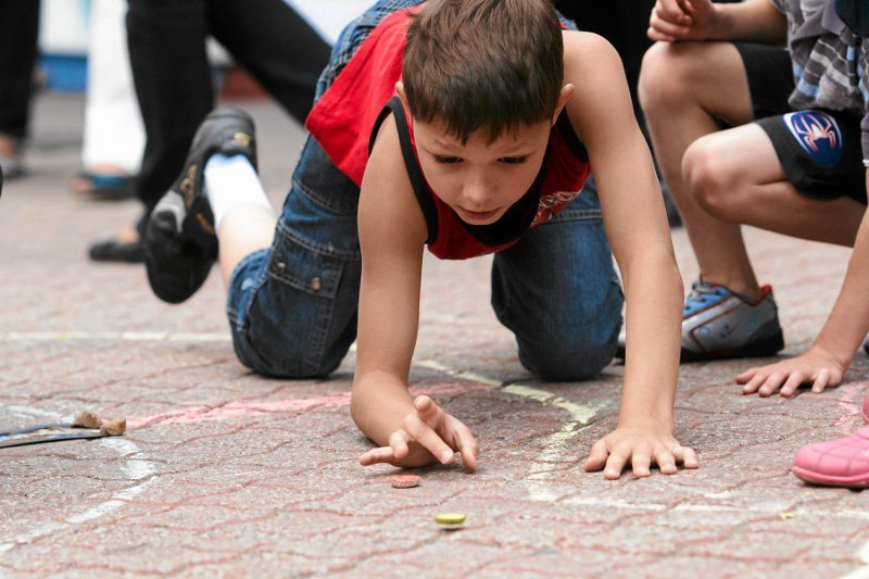 Czy gry w gumę, kapsle i klasy odeszły już do lamusa, ustępując grom komputerowym?