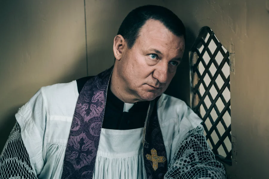 Robert Więckiewicz zagrał księdza Trybusa, który ma kochankę. Wcześniej kompletnie pijany przejechał psa.