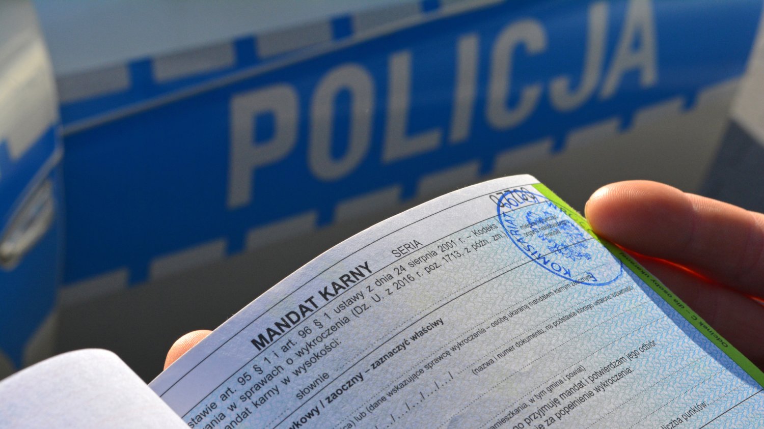 Oszuści wysyłają smsy o niezapłaconym mandacie i maile o subskrypcji Amazona. Jak wyglądają? Oszustwo na nieuregulowany mandat. Uważaj na takie smsy