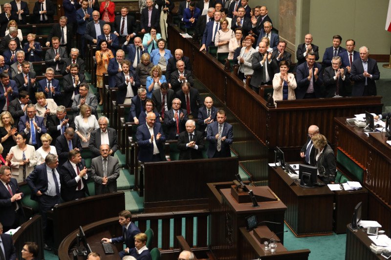 Posłowie pracowali tej nocy do późna.