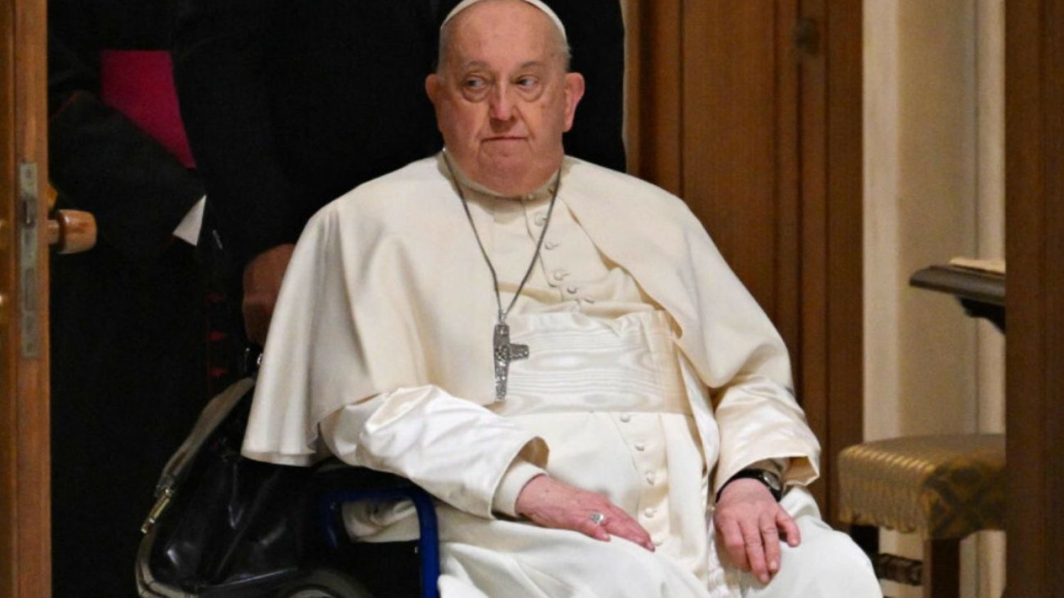 To on nalegał na hospitalizację papieża Franciszka. "Teraz nie odstępuje go na krok". Papież nie ma osobistego lekarza. Cały czas czuwa przy nim sanitariusz.