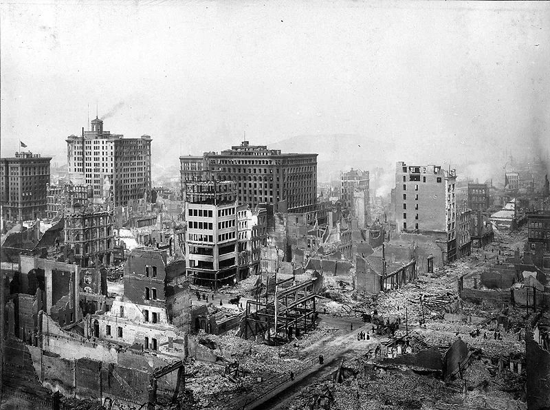 Zniszczenia powstałe w wyniku pożaru będącego następstwem trzęsienia ziemi, które nawiedziło San Francisco w 1906 roku. Czy podobna katastrofa, będąca tym razem skutkiem zrzucenia bomby atomowej, mogła spotkać to miasto niespełna 40 lat później?