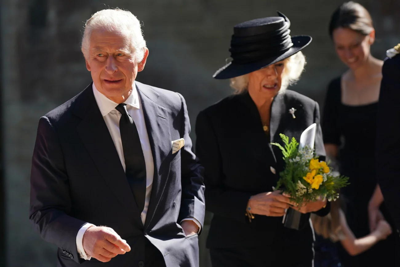 Camilla zaciska zęby. Żona króla Karola III cierpi z bólu podczas uroczystości pogrzebowych